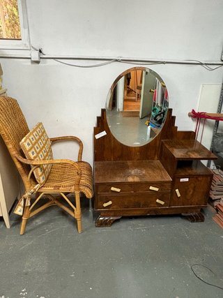 Tocador antiguo de madera con espejo ovalado