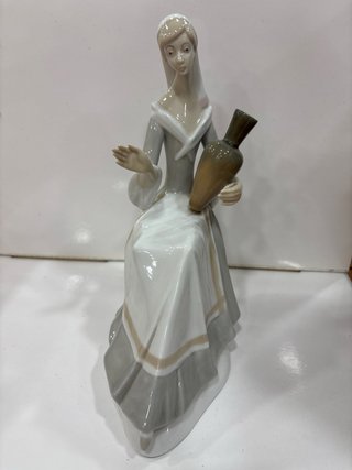 Figura de porcelana mujer con jarrón