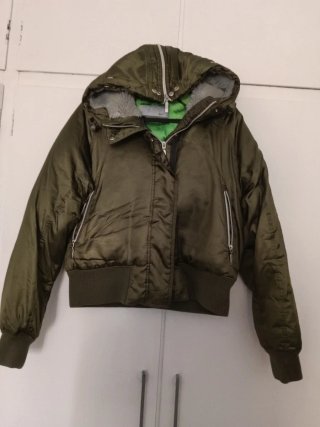 Chaqueta verde con capucha