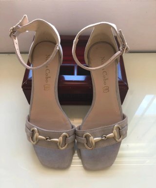 Sandalias Nuria Cobo Beige y Doradas