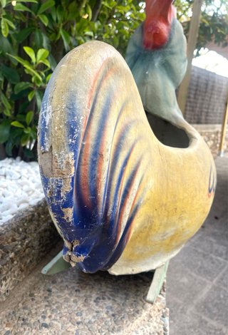 Gallo balancín de cartón piedra y base de madera