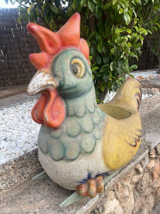 Gallo balancín de cartón piedra y base de madera