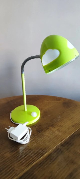 Lámpara de escritorio verde con detalles blancos