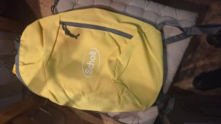Mochila de senderismo amarilla