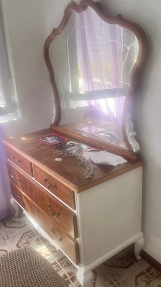 Cómoda vintage de madera y espejo