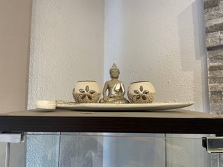 Figura Buda con portavelas decorativos