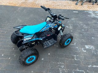 Quad infantil negro y azul