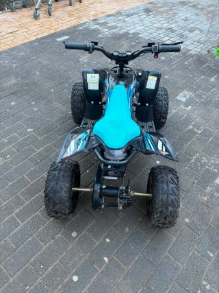 Quad infantil negro y azul