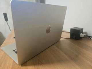 MacBook Air M2 Plata caja y factura.también cambio