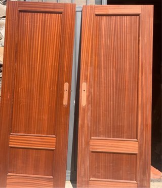2 Puertas marrones