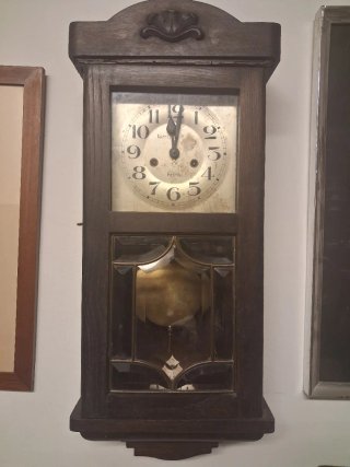 Reloj de pared antiguo de cuerda