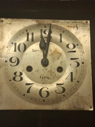 Reloj de pared antiguo de cuerda