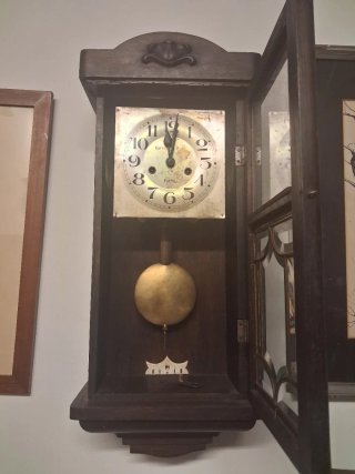 Reloj de pared antiguo de cuerda