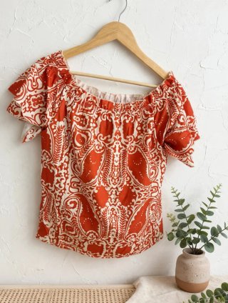 Blusa roja y blanca talla L