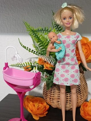 Barbie con bebé y accesorios