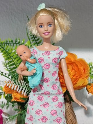 Barbie con bebé y accesorios