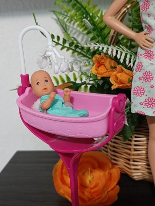 Barbie con bebé y accesorios