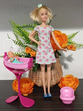 Barbie con bebé y accesorios