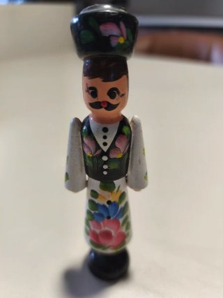 Muñecas de madera húngaras pintadas