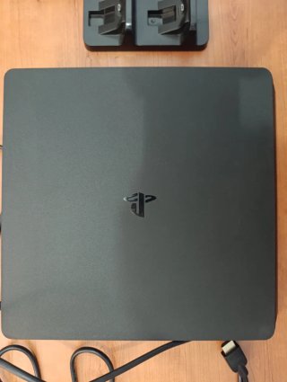 PS4 1TB con 3 mandos y cargador