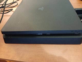 PS4 1TB con 3 mandos y cargador