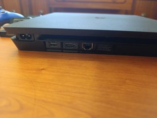 PS4 1TB con 3 mandos y cargador