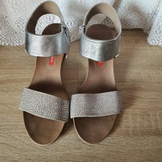 Sandalias plateadas con pedrería