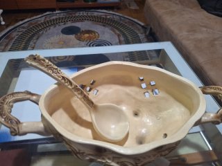 Sopera antigua de porcelana con flores