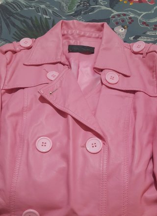 Gabardina rosa piel sintética