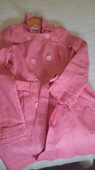 Gabardina rosa piel sintética