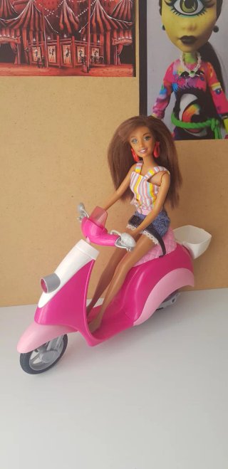 Barbie con moto rosa