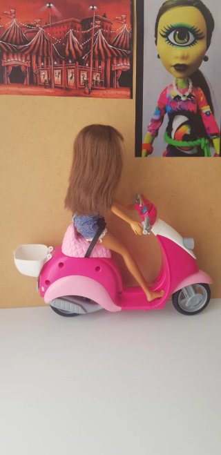 Barbie con moto rosa