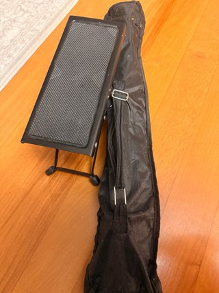 Apoya pie ajustable para guitarra