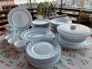 Vajilla de porcelana con diseño azul