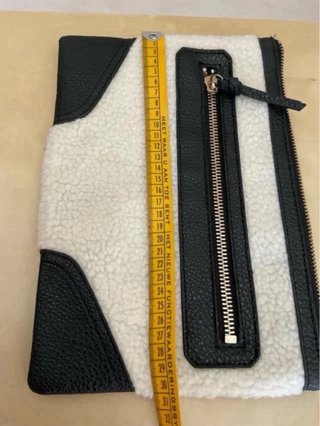 Pochette MANGO TOUCH nera e pelliccetta bianca