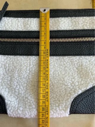 Pochette MANGO TOUCH nera e pelliccetta bianca