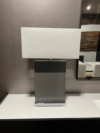 Lámpara de mesa piel y metal
