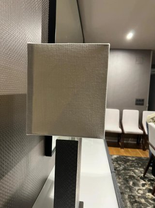Lámpara de mesa piel y metal