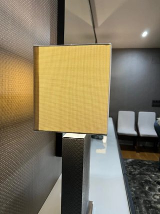 Lámpara de mesa piel y metal