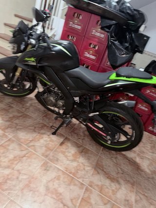 QJ Motor SRK 125 Naked Negra y Verde
