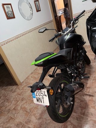 QJ Motor SRK 125 Naked Negra y Verde
