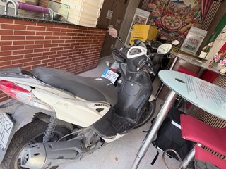 Moto Scooter 125cc Blanca y Negra