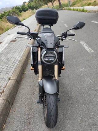 Honda CB650R Negra - Top Case Incluido