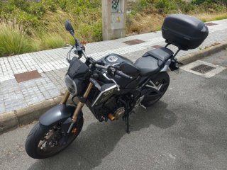 Honda CB650R Negra - Top Case Incluido