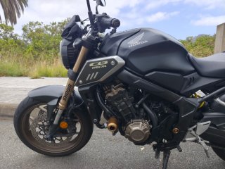 Honda CB650R Negra - Top Case Incluido