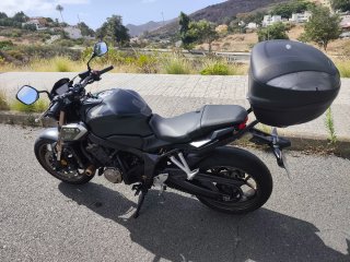 Honda CB650R Negra - Top Case Incluido