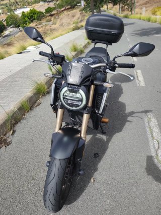 Honda CB650R Negra - Top Case Incluido