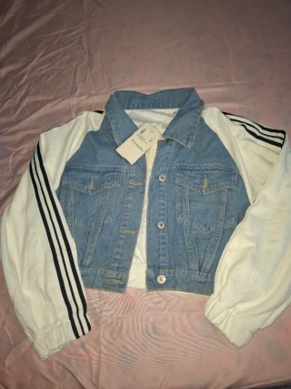 Chaqueta vaquera con mangas blancas