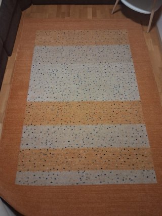 Alfombra de tela beige y naranja