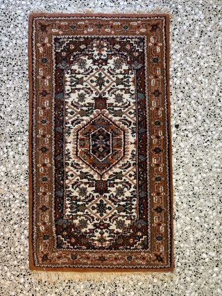 Alfombra decorativa beige y marrón